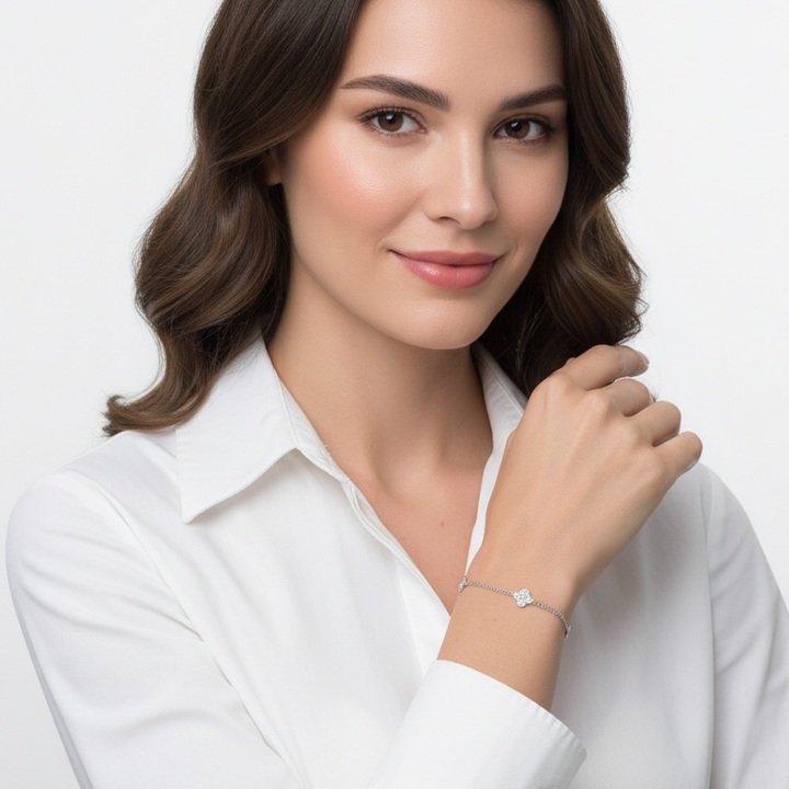 Bransoletka srebrna rodowana koniczynki z cyrkoniami 925